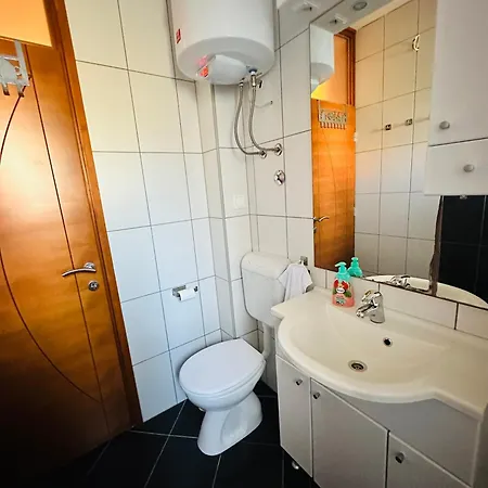 Appartement Fuer 7: Zentrale Lage Mit Privatparkplatz Novalja Exterior photo