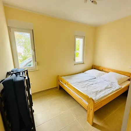 Appartement Fuer 7: Zentrale Lage Mit Privatparkplatz Novalja Exterior photo