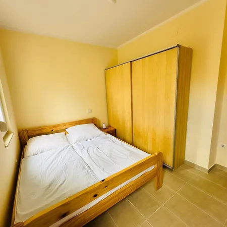 Appartement Fuer 7: Zentrale Lage Mit Privatparkplatz Novalja Exterior photo