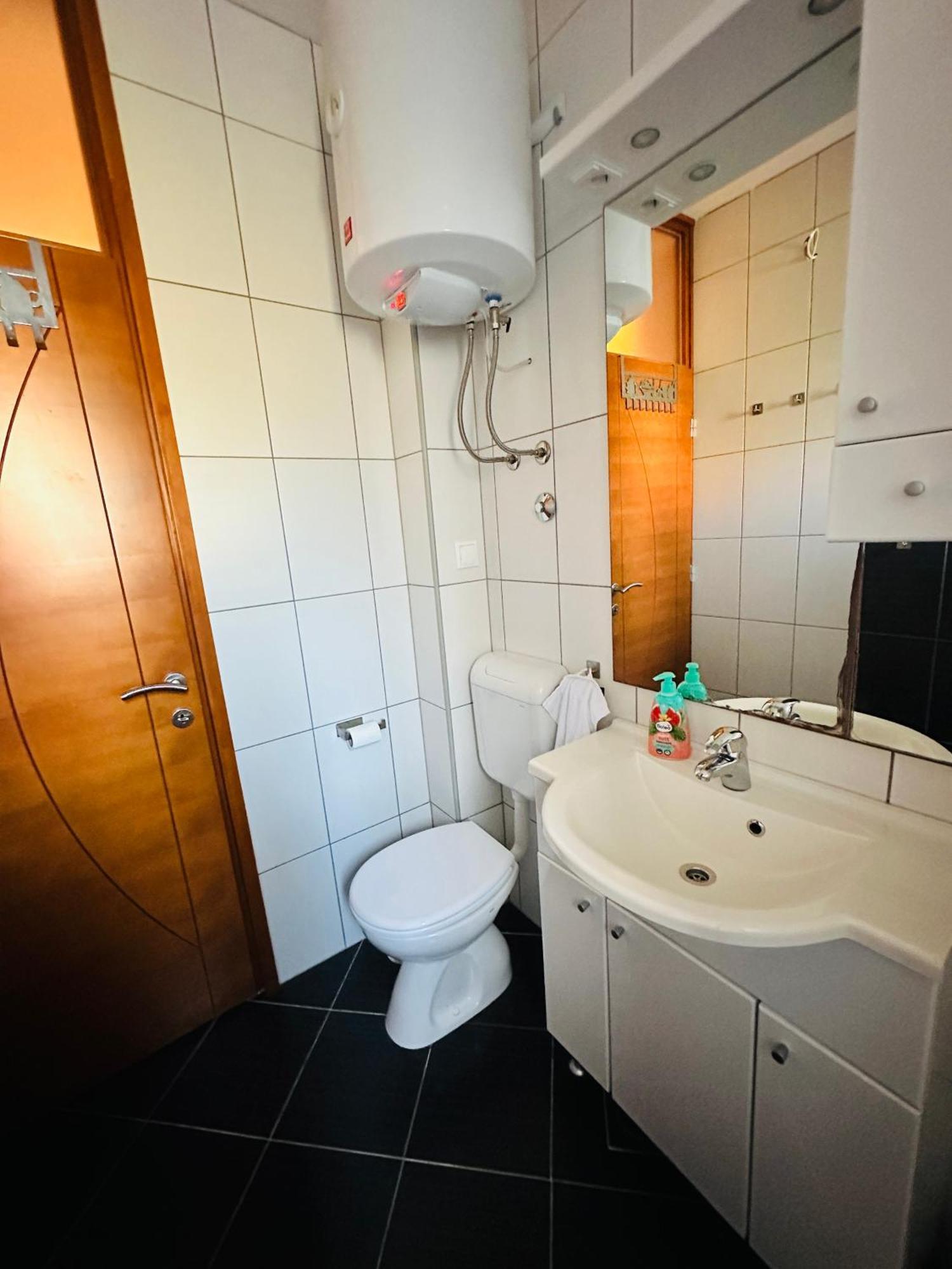 Apartment Fuer 7: Zentrale Lage Mit Privatparkplatz