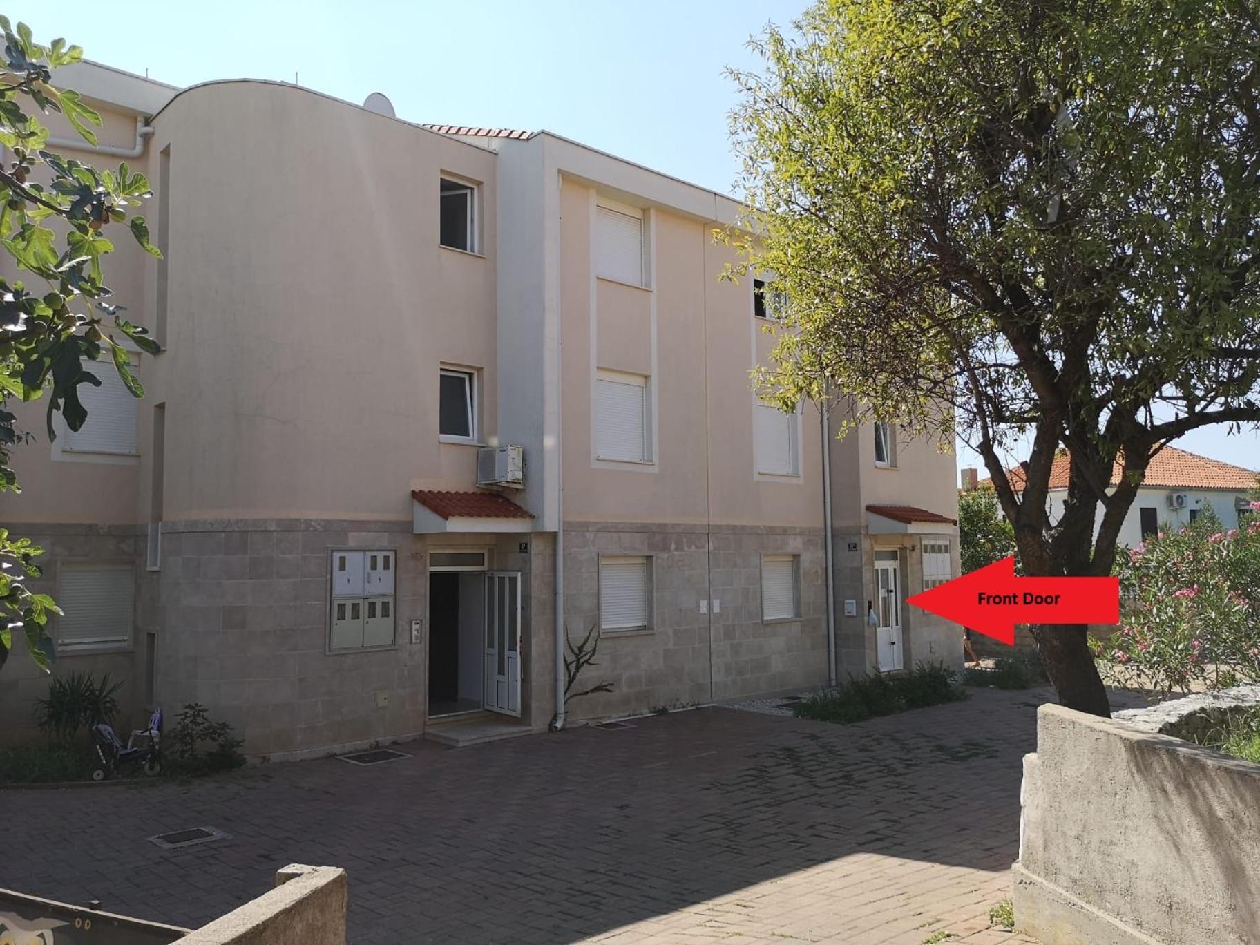 Apartment Fuer 7: Zentrale Lage Mit Privatparkplatz Novalja